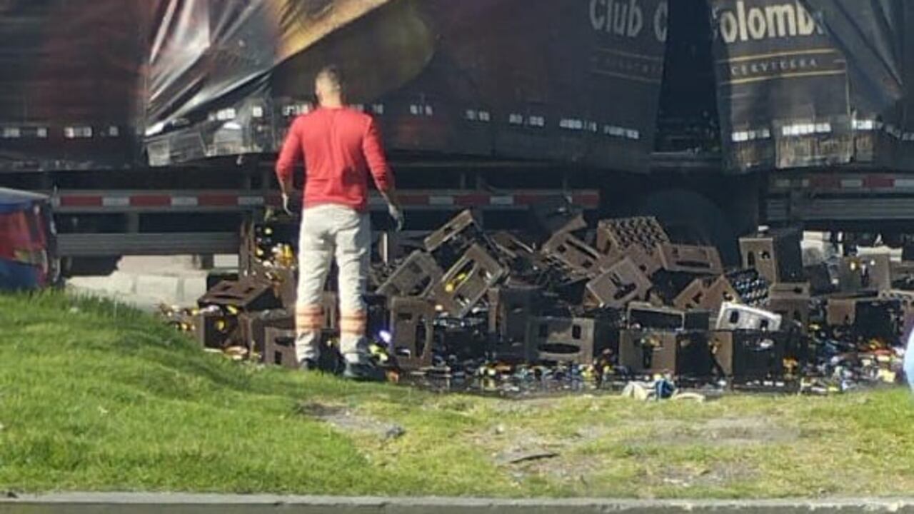 camión que transportaba Cerveza perdió parte de ellas en Bogotá