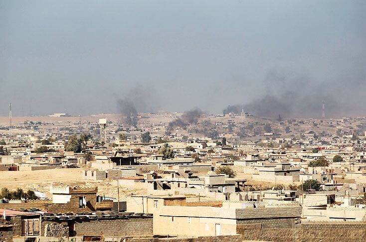 Según estimaciones de Estados Unidos, entre 3.000 y 5.000 yihadistas estarían atrincherados en Mosul. Columnas de humo se observan en toda la ciudad.