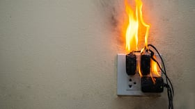 Este tipo de prácticas puede dañar los dispositivos tecnológicos y causar incendios.