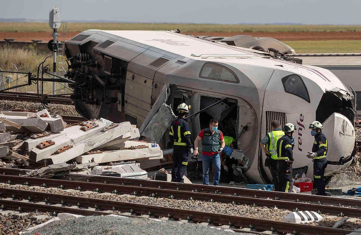 Un vehículo todo terreno cayó en las vías del tren en Zamora, España. El suceso, ocurrido el 2 de junio, provocó un aparatoso accidente que requirió la presencia de los bomberos y la Guardia Civil. Foto: Emilio Fraile / AP