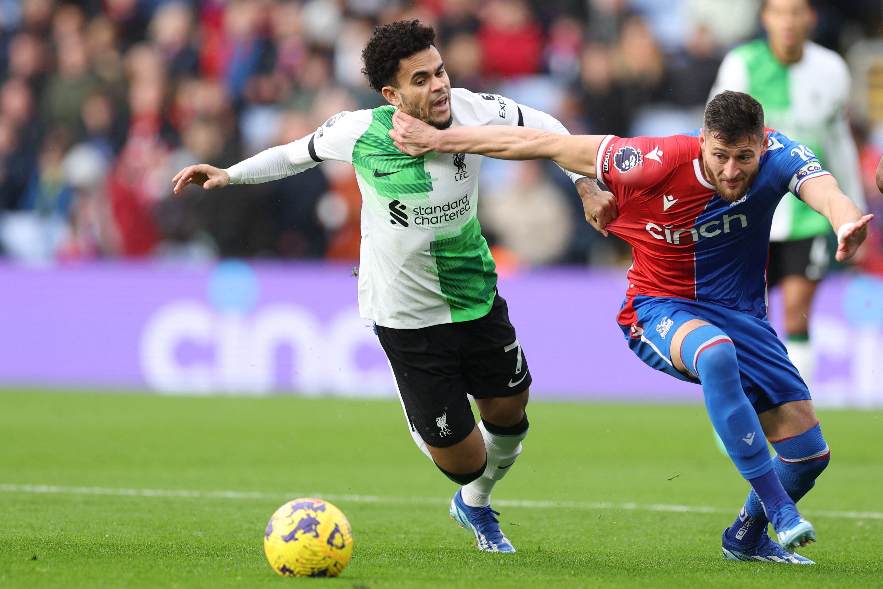 Luis Díaz en un mano a mano con un jugador del Crystal Palace