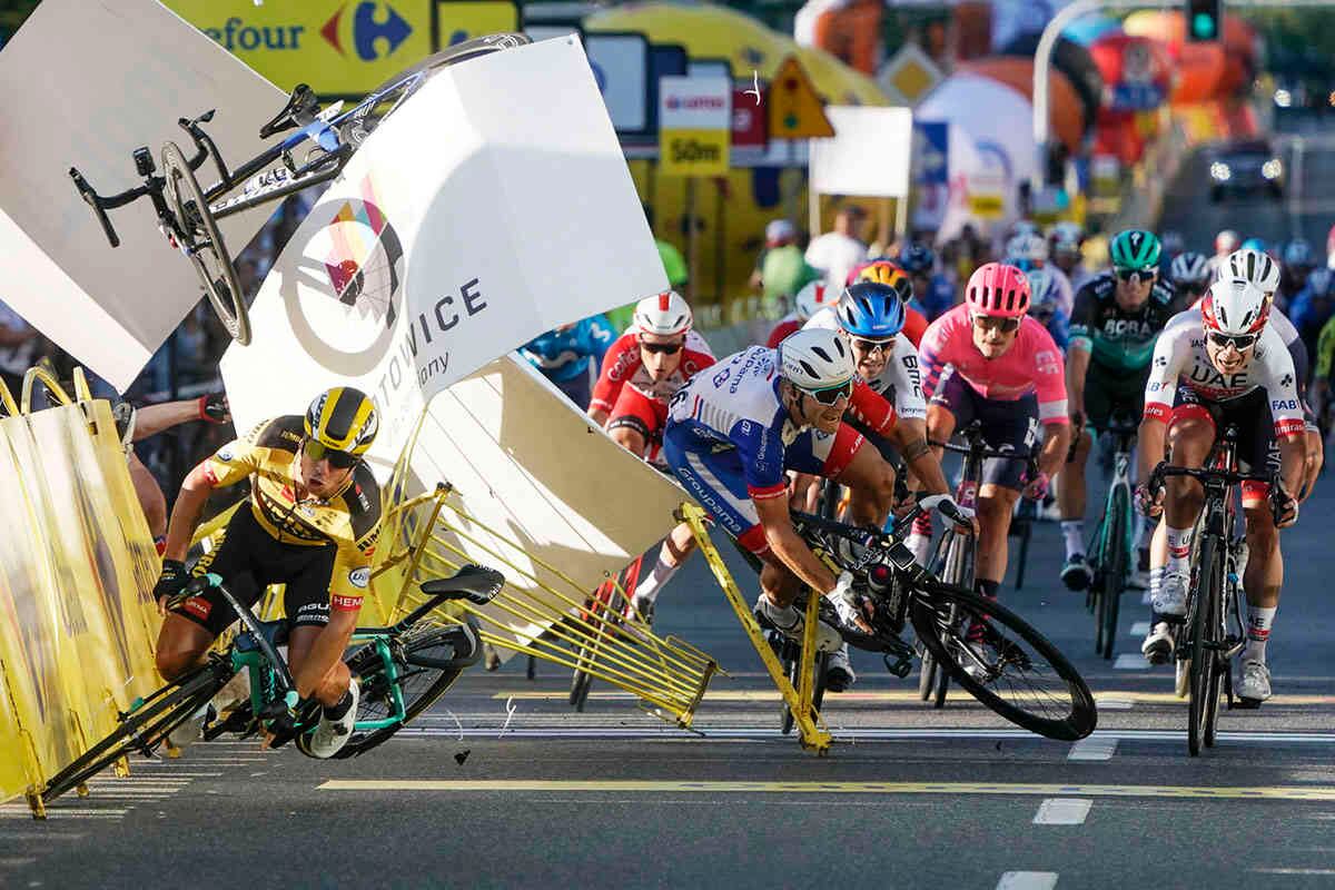 El ciclista holandés Dylan Groenewegen se estrella contra el suelo mientras una bicicleta vuela por encima en un impactante accidente al final de la etapa inaugural del Tour de Polonia, el miércoles 5 de agosto de 2020