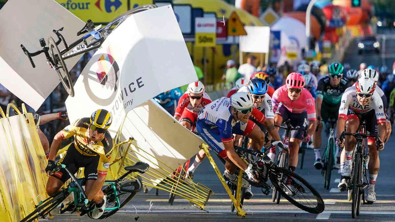 El ciclista holandés Dylan Groenewegen se estrella contra el suelo mientras una bicicleta vuela por encima en un impactante accidente al final de la etapa inaugural del Tour de Polonia, el miércoles 5 de agosto de 2020. El accidente comenzó cuando Groenewegen chocó a Fabio Jakobsen, quien fue hospitalizado en estado grave y puesto en coma inducido. Jakobsen fue declarado ganador de la etapa y Groenewegen descalificado. Foto: Tomasz Markowski / AP