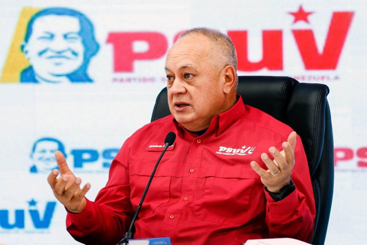 El ministro de Relaciones Interiores, Justicia y Paz de Venezuela, Diosdado Cabello, hace un gesto durante una conferencia de prensa del Partido Socialista Unido de Venezuela (PSUV) en Caracas el 13 de octubre de 2025. (Foto de Pedro MATTEY / AFP)