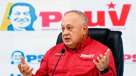 El ministro de Relaciones Interiores, Justicia y Paz de Venezuela, Diosdado Cabello, hace un gesto durante una conferencia de prensa del Partido Socialista Unido de Venezuela (PSUV) en Caracas el 13 de octubre de 2025. (Foto de Pedro MATTEY / AFP)