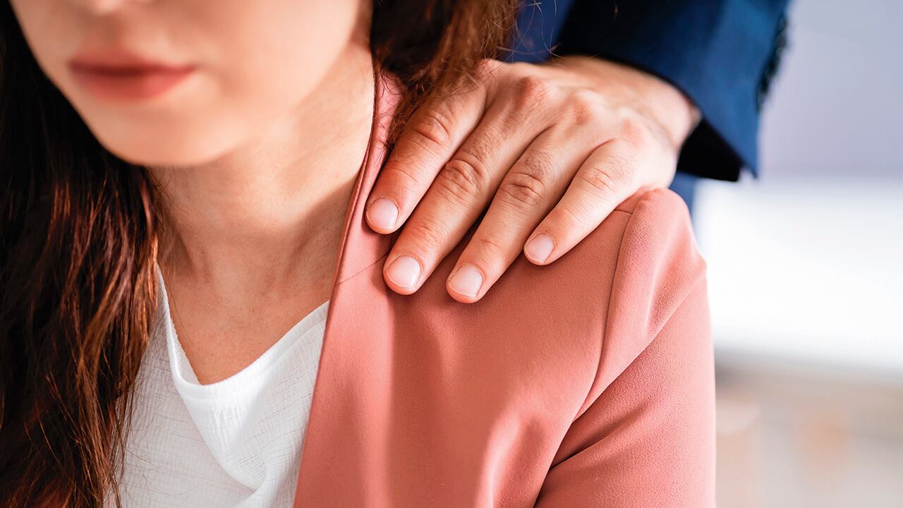 La denuncia que conoció SEMANA, que está en poder de la Fiscalía, cuenta cómo Sarmiento Ramírez se habría aproximado a su compañera desde antes de trabajar juntos, ofreciéndole empleo y alardeando de su poder como líder de Comunes.