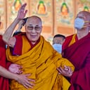 El líder espiritual tibetano, el Dalai Lama, se disculpó el 10 de abril de 2023 después de que un video que lo mostraba pidiéndole a un niño que le chupara la lengua provocó una reacción violenta en las redes sociales.