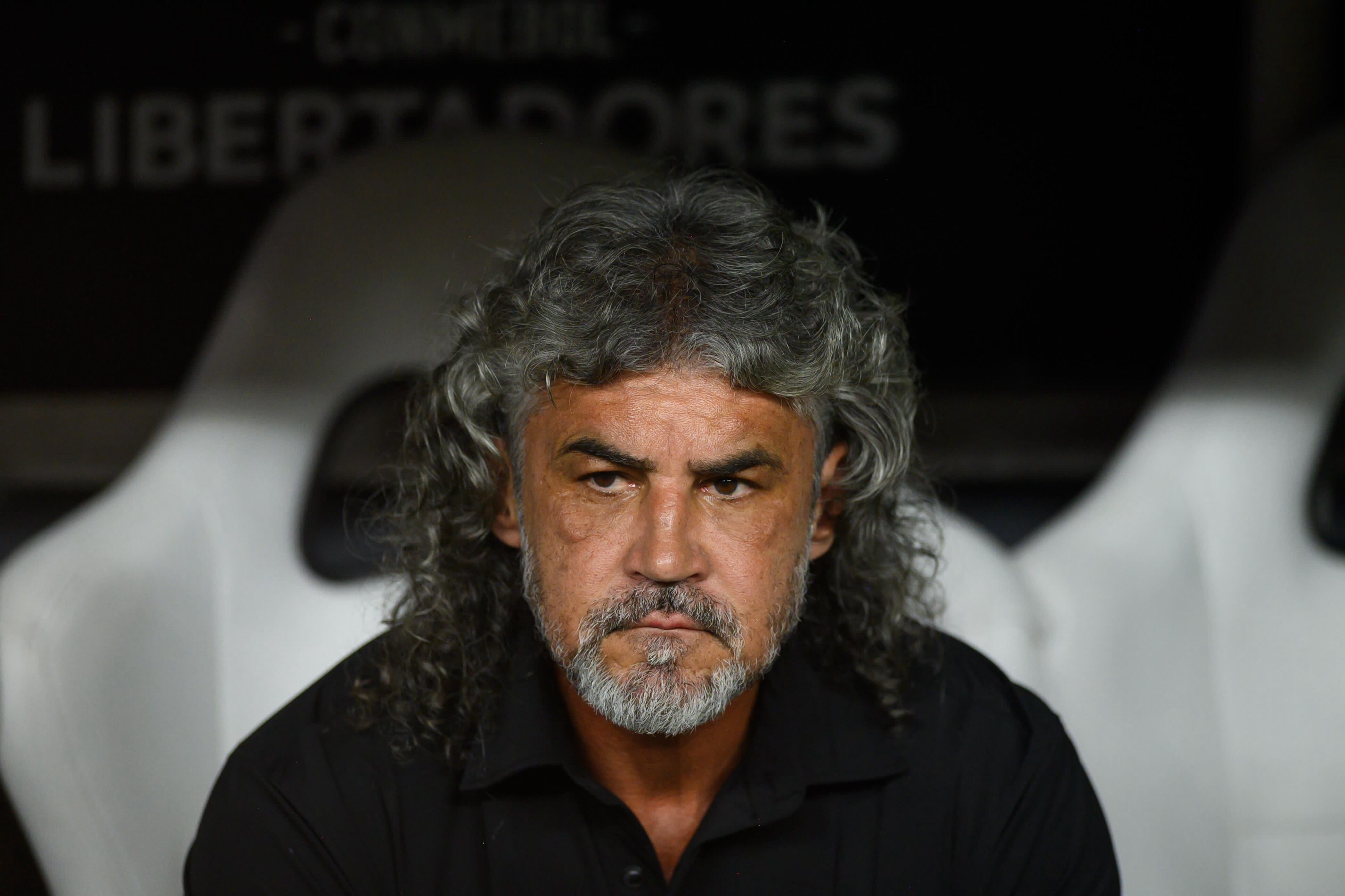 FORTALEZA, BRAZIL - MAY 13: Ateltico Bucaramanga coach Leonel Álvarez looks on during a Copa Libertadores match between Fortaleza and Atlético Bucaramanga at Castelao Stadium on May 13, 2025 in Fortaleza, Brazil. (Photo by Davi Rocha/Sports Press Photo/Getty Images)
