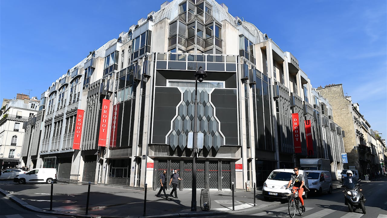 La prestigiosa casa Hôtel Drouot de París es famosa por sus subastas de baúles de Louis Vuitton del siglo XIX, joyas Art Déco, piezas vintage de Hermès y objetos de la realeza europea.