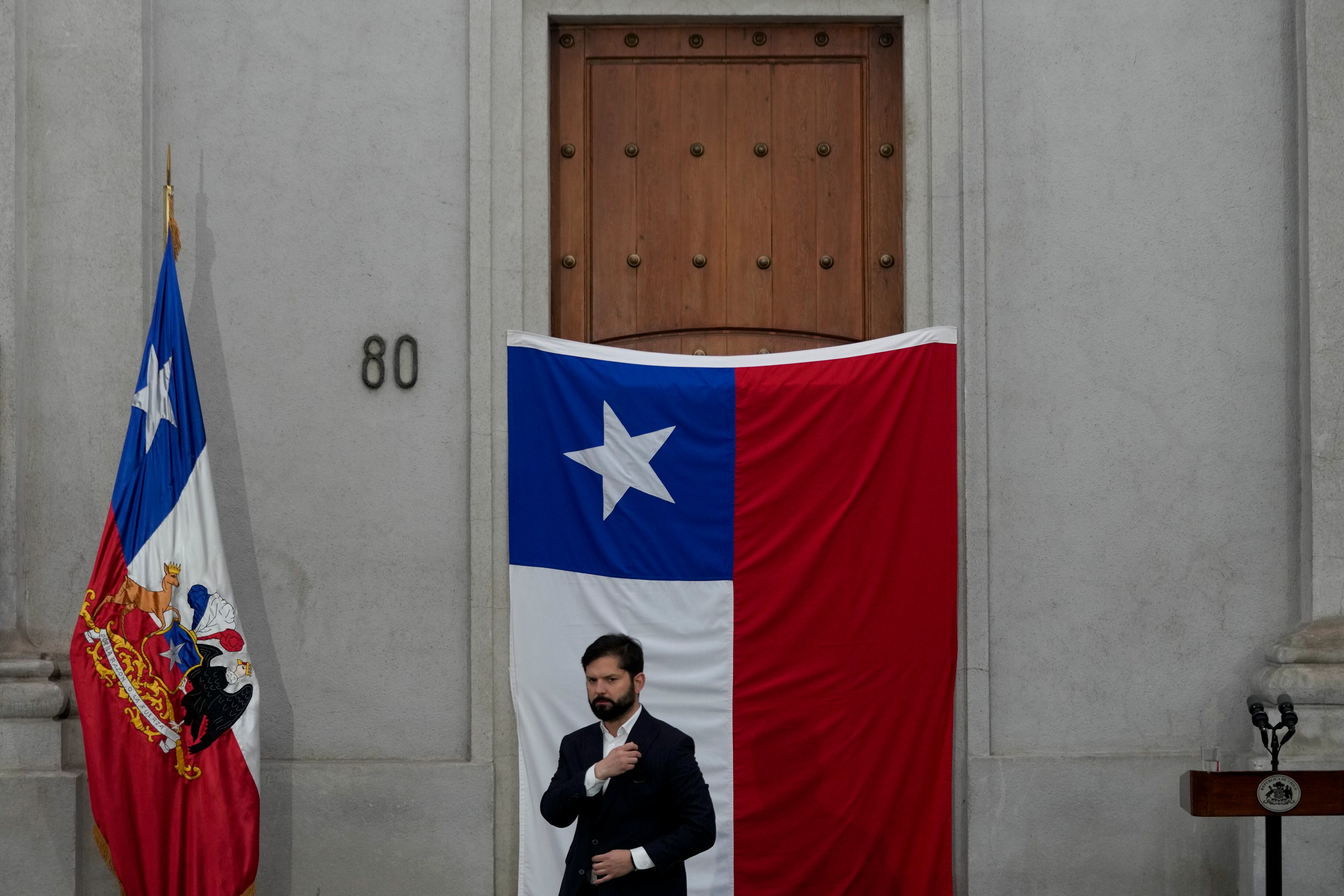 El presidente de Chile, Gabriel Boric, se encuentra frente a la entrada del lado este del palacio presidencial de La Moneda durante una ceremonia que conmemora el 50 aniversario del golpe de 1973 que llevó al poder al general Augusto Pinochet, en Santiago, Chile, el domingo 10 de septiembre de 2023