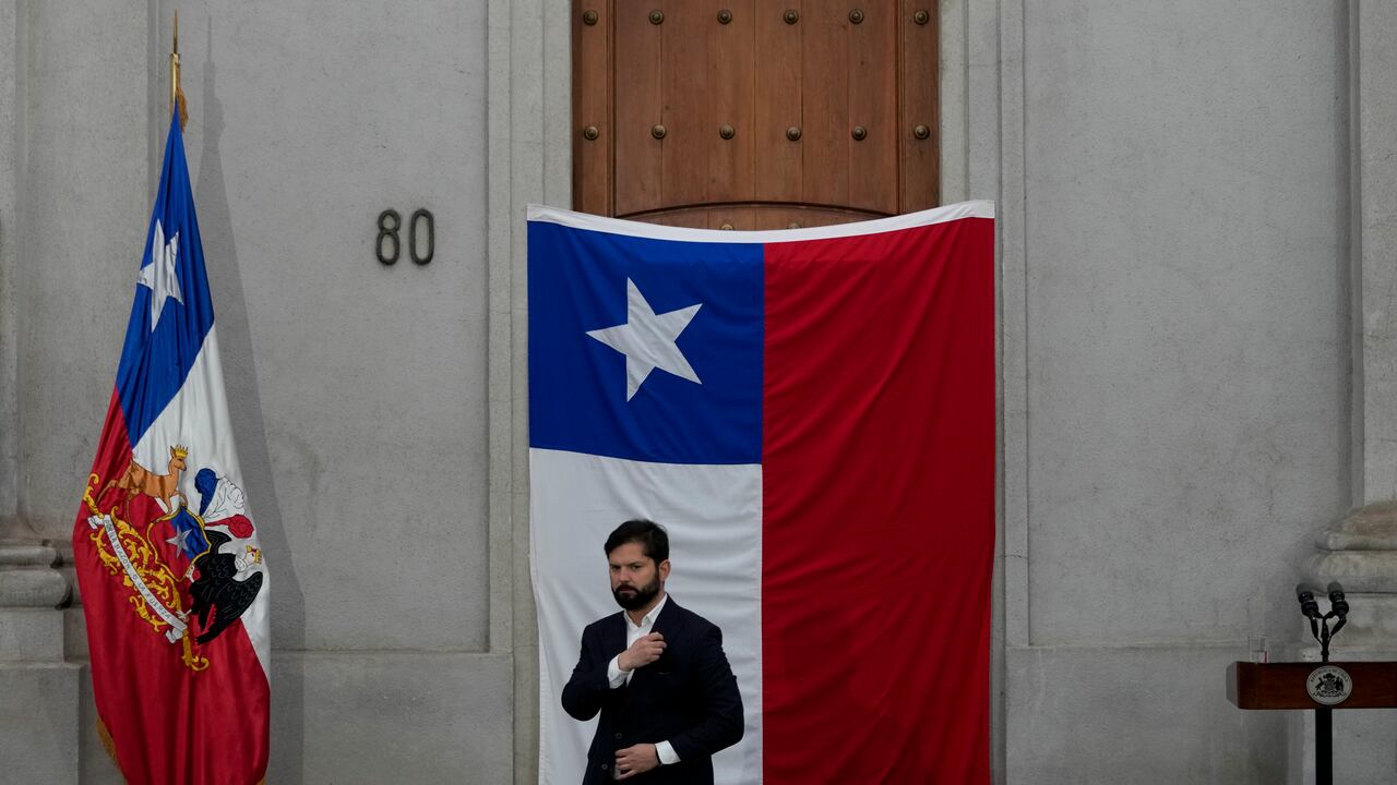 El presidente de Chile, Gabriel Boric, se encuentra frente a la entrada del lado este del palacio presidencial de La Moneda durante una ceremonia que conmemora el 50 aniversario del golpe de 1973 que llevó al poder al general Augusto Pinochet, en Santiago, Chile, el domingo 10 de septiembre de 2023