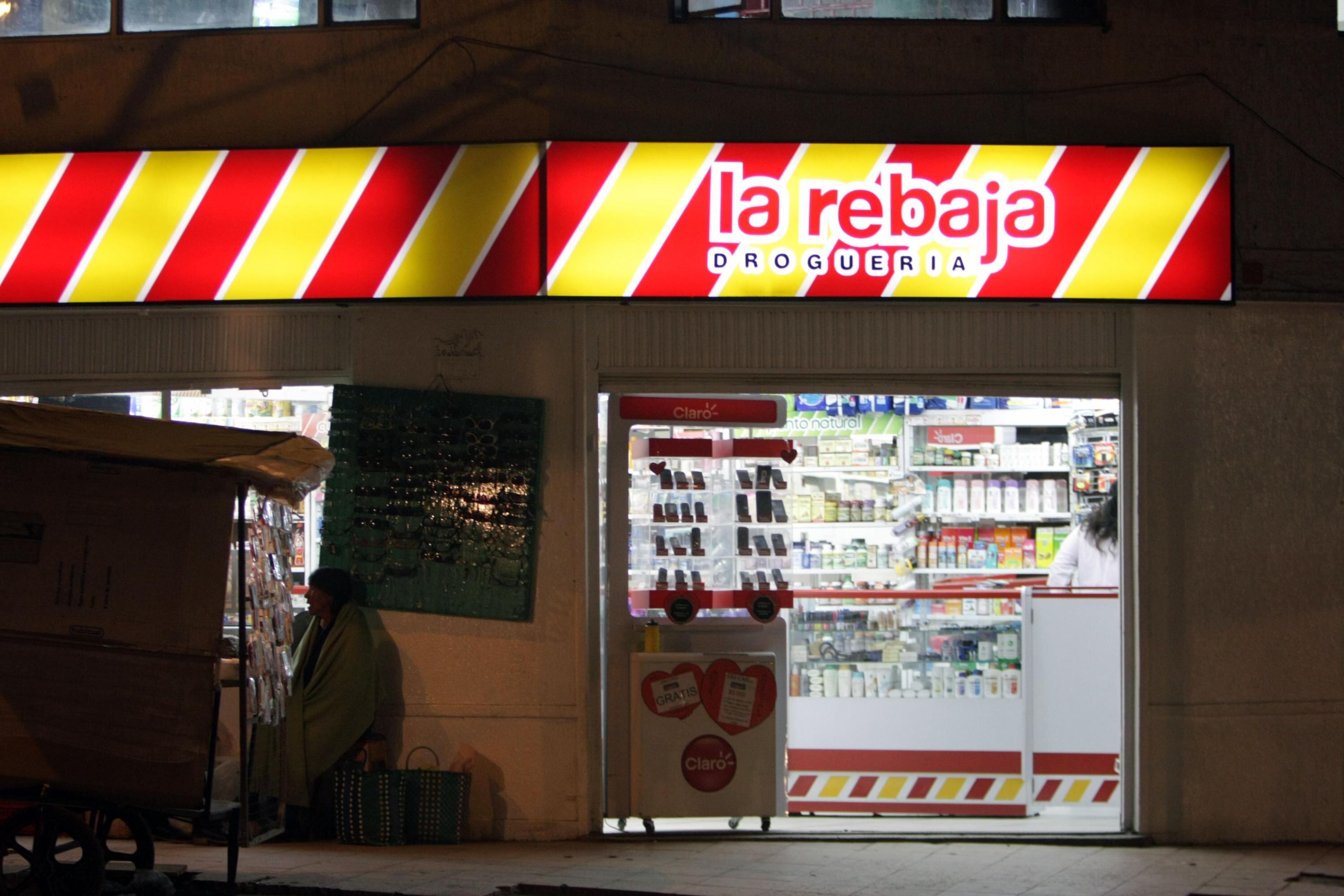 "Escobar dio comienzo a una serie de ataques terroristas con explosivos y carros bomba contra las sedes de las Droguerías La Rebaja, las Supertiendas La Rebaja y las estaciones del Grupo Radial Colombiano que se encontraban en Medellín".