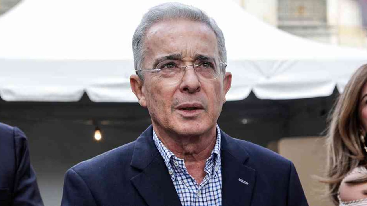 El líder del Centro Democrático anunció que renunciará a su curul en el Senado.