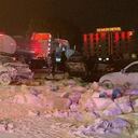 El hecho se registró a la altura del kilómetro 209 con dirección a Celaya, donde una tractomula con plataforma que transportaba material de construcción perdió el control y se estrelló contra los vehículos.