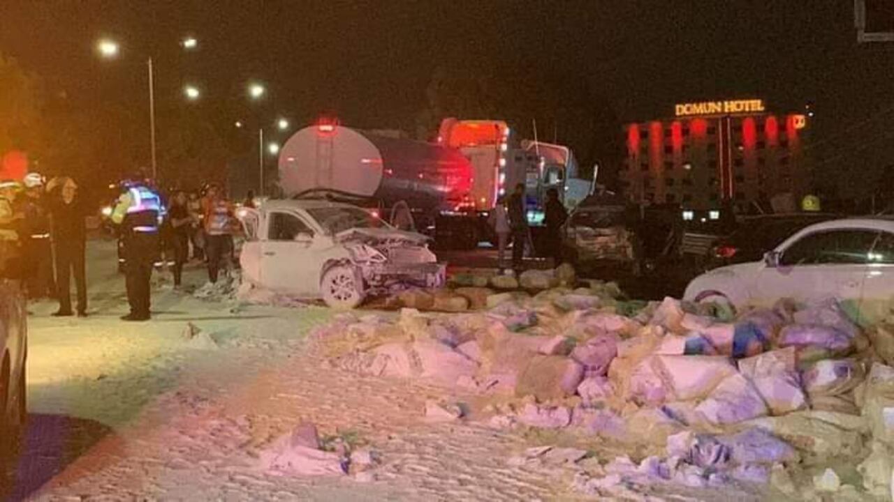 El hecho se registró a la altura del kilómetro 209 con dirección a Celaya, donde una tractomula con plataforma que transportaba material de construcción perdió el control y se estrelló contra los vehículos.