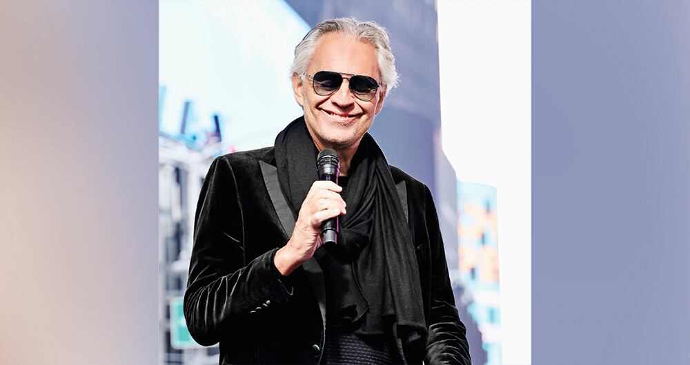 La fama le llegó tarde a Andrea Bocelli (Italia, 1958). A eso le atribuye jamás despegar los pies del suelo, más allá de vender decenas de millones de discos y tocar en escenarios icónicos.