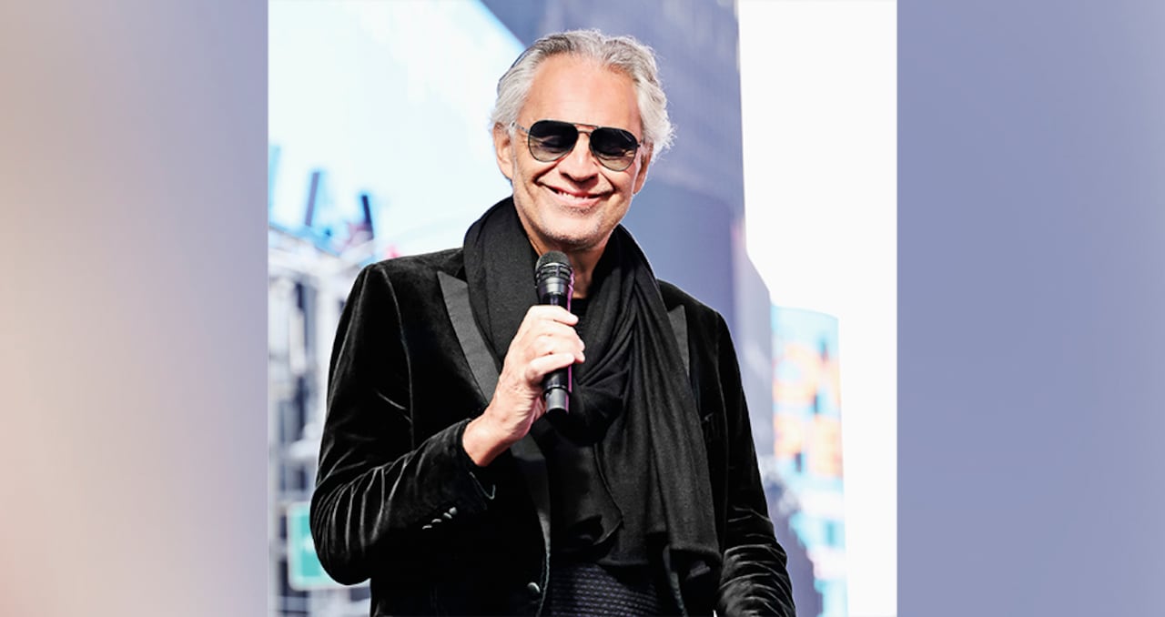 La fama le llegó tarde a Andrea Bocelli (Italia, 1958). A eso le atribuye jamás despegar los pies del suelo, más allá de vender decenas de millones de discos y tocar en escenarios icónicos.