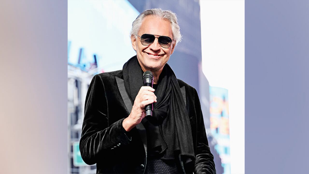 La fama le llegó tarde a Andrea Bocelli (Italia, 1958). A eso le atribuye jamás despegar los pies del suelo, más allá de vender decenas de millones de discos y tocar en escenarios icónicos.