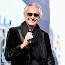 La fama le llegó tarde a Andrea Bocelli (Italia, 1958). A eso le atribuye jamás despegar los pies del suelo, más allá de vender decenas de millones de discos y tocar en escenarios icónicos.