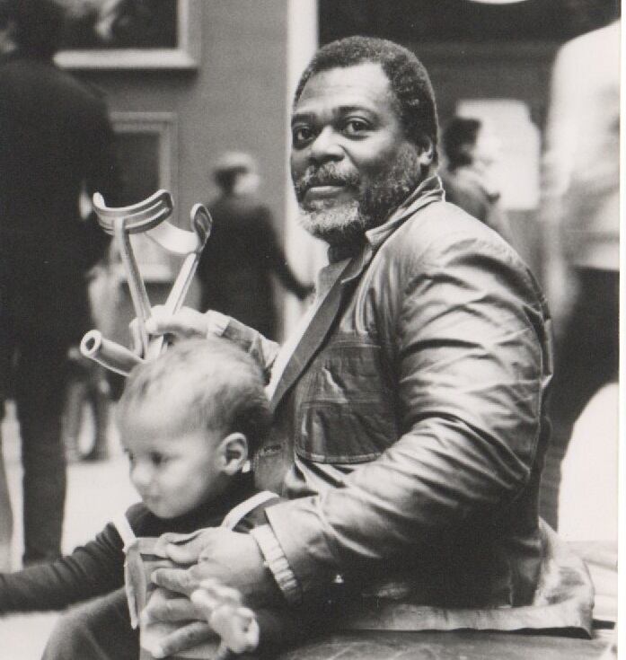 Arnoldo Palacios nació en Cértegui, Chocó. Con apenas dos años sufrió un ataque de poliomielitis,  infección que ataca la médula espinal y paraliza a quien la sufre.