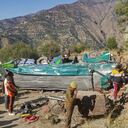 Un personal de policía (C) atiende una llamada telefónica cerca del autobús destrozado, sujeto a un accidente en una remota carretera de montaña en el área de Doda, a unos 200 kilómetros (124 millas) al sureste de Srinagar el 15 de noviembre de 2023. Al menos 30 personas murieron en la Cachemira administrada por India el 15 de noviembre, cuando un autobús de pasajeros se salió de una carretera montañosa y cayó por una pendiente