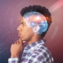 Buscando la idea. Chico negro serio con cerebro iluminado que mira el espacio de la copia sobre fondo de espacio abierto, panorama