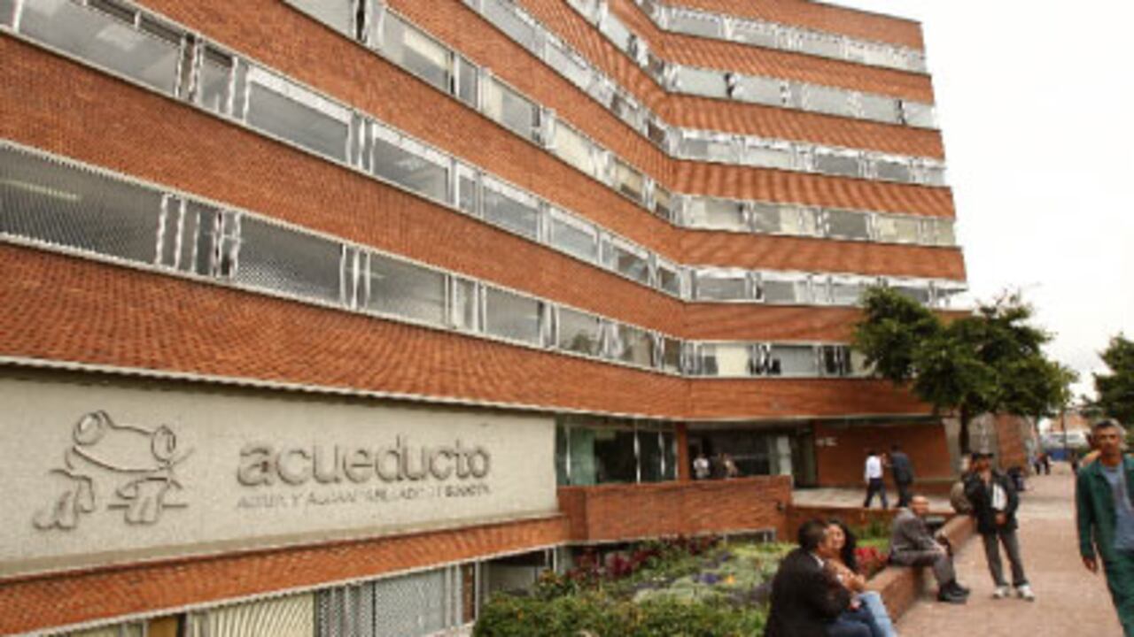 El gerente del Acueducto de Bogotá, Jorge Enrique Pizano, explicó que la empresa generará su propia energía en los próximos años, gracias a varias hidroeléctricas pequeñas que funcionarán con la presión del agua que distribuyen por la ciudad