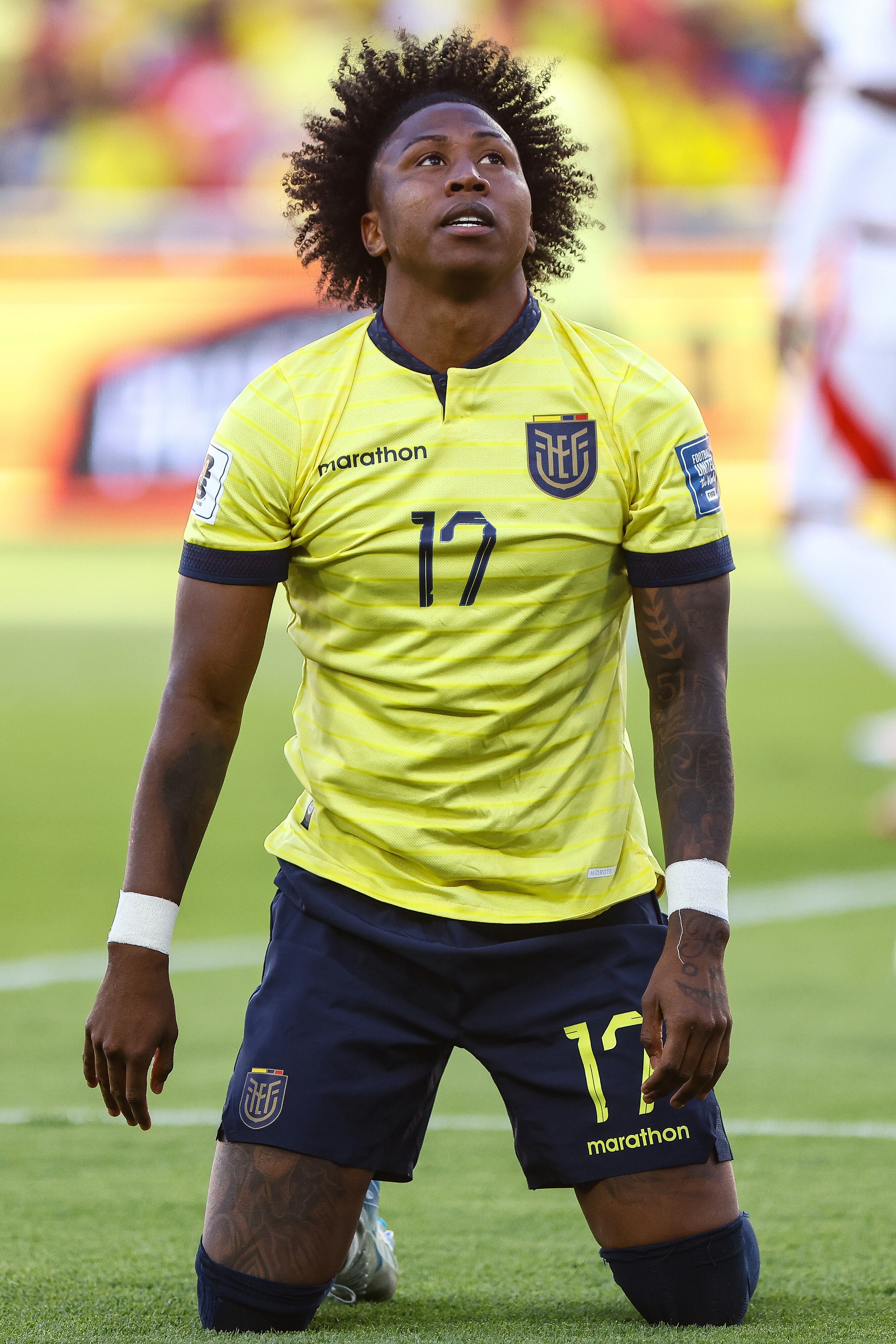 Angelo Preciado de Ecuador reacciona durante el partido de la Eliminatoria Sudamericana para la Copa Mundial de la FIFA 2026 entre Ecuador y Perú en el Estadio Rodrigo Paz Delgado el 10 de septiembre de 2024 en Quito, Ecuador.