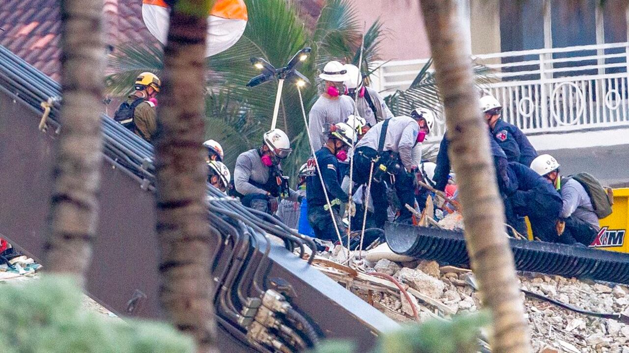 Equipos de búsqueda y rescate buscan a sobrevivientes en el condominio de 12 plantas junto al mar, Champlain Towers South, en Surfside, Florida. (Pedro Portal/Miami Herald vía AP).