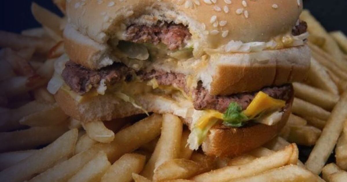 Los congresistas plantean que las comidas chatarras y ultraprocesadas paguen más impuestos.