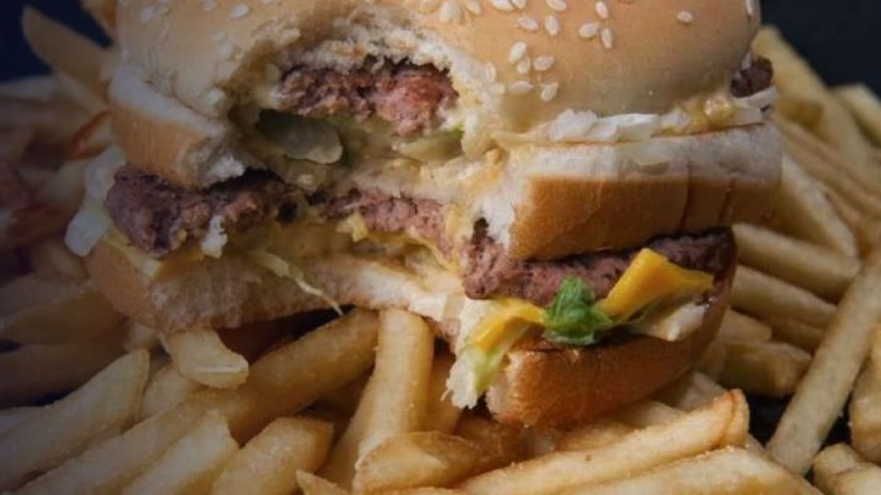 La comida chatarra no suele aportar valor nutricional, pero que sí suman calorías, azúcar, sal y grasa saturada, entre otras.