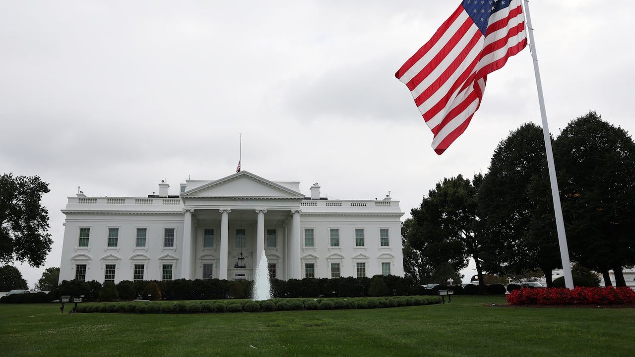 La bandera de los Estados Unidos se ondea a las afueras de la Casa Blanca, en Washington D.C.