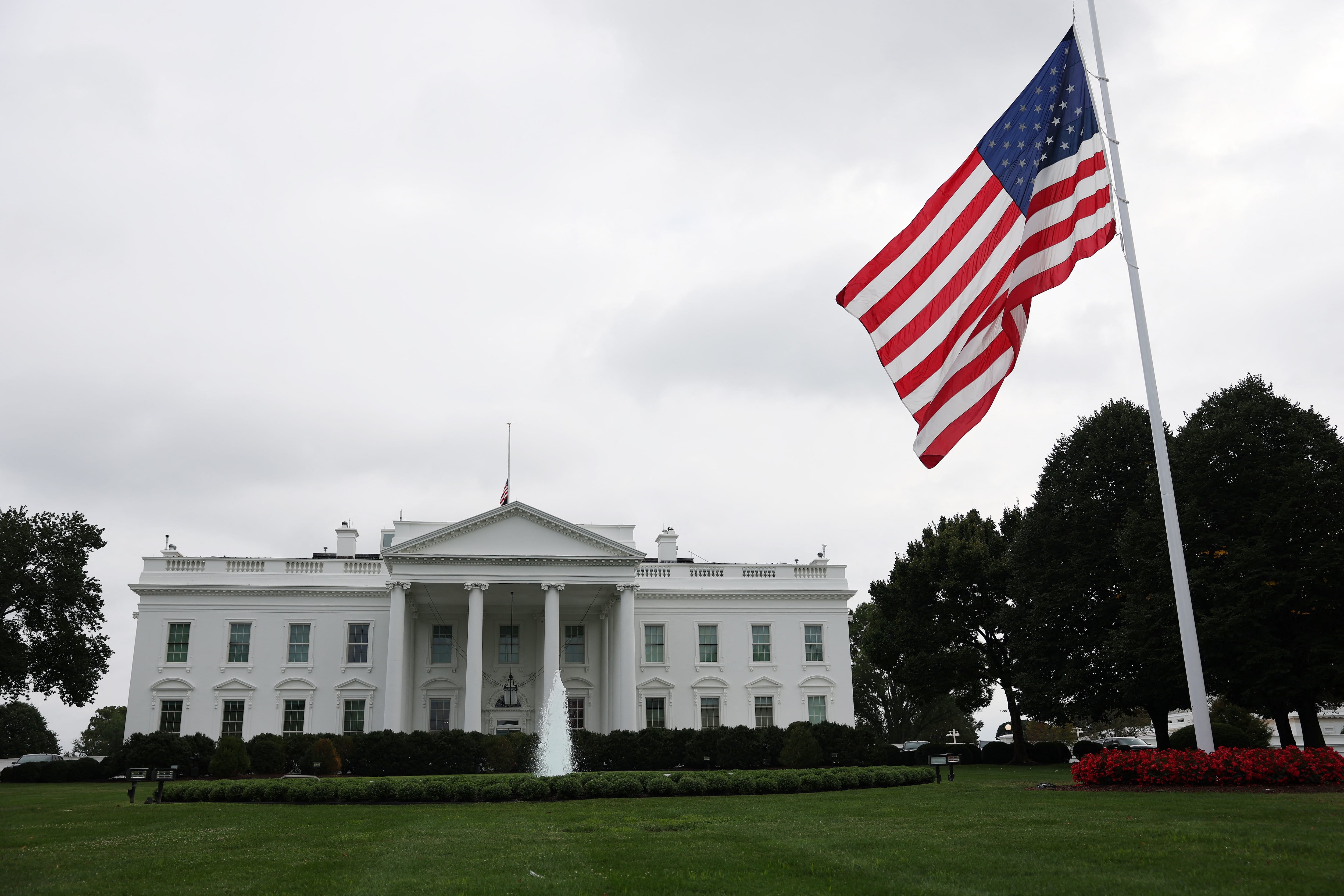 La bandera de los Estados Unidos se ondea a las afueras de la Casa Blanca, en Washington D.C.