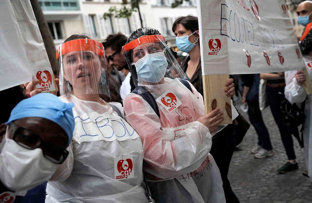Los trabajadores del hospital se manifiestan el martes 16 de junio de 2020 en París. Los trabajadores hospitalarios franceses y otros protestan en ciudades de todo el país para exigir mejores salarios y más inversiones en el sistema de hospitales públicos de Francia, que se considera uno de los mejores del mundo, pero luchó para manejar un flujo de pacientes con virus después de años de recortes de costos. Francia ha visto casi 30,000 muertes por virus. Foto AP / Christophe Ena