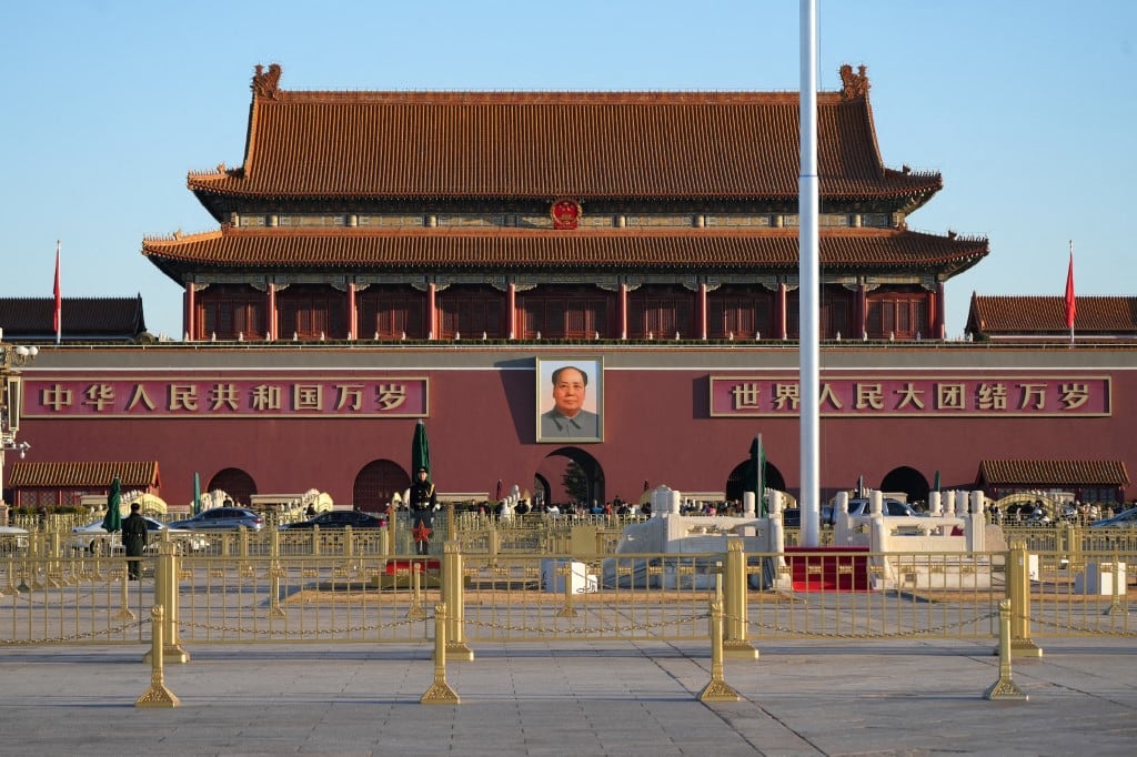 Vista general de la Puerta de Tiananmén, con el retrato de Mao Zedong, en la plaza de Tiananmén, durante la celebración de la sesión parlamentaria anual de la Asamblea Popular Nacional (APN) de China en Pekín, el 9 de marzo de 2026. Stringer / Anadolu (Foto de Anadolu vía AFP)