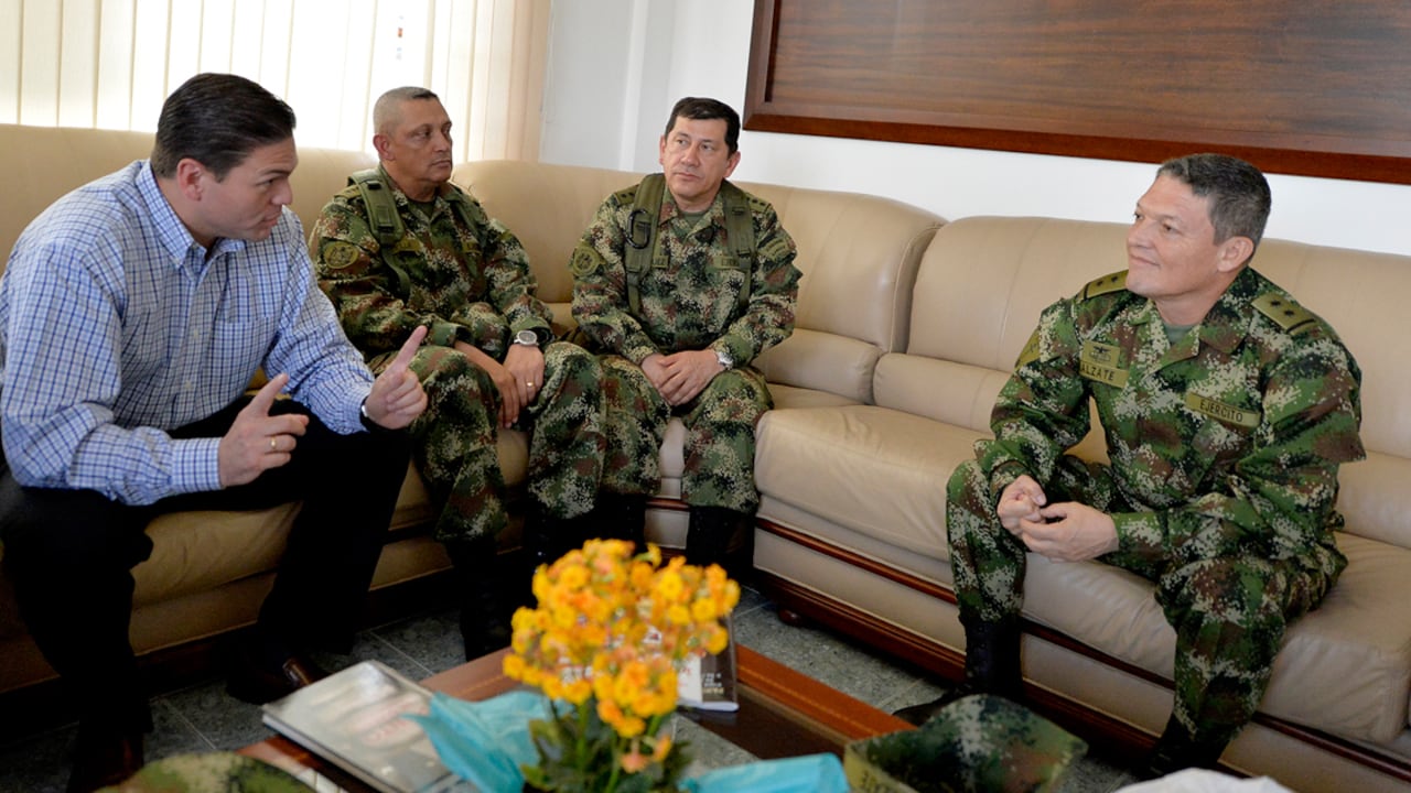 Juan Carlos Pinzón y el general Rubén Darío Alzate este domingo horas después de su liberación.