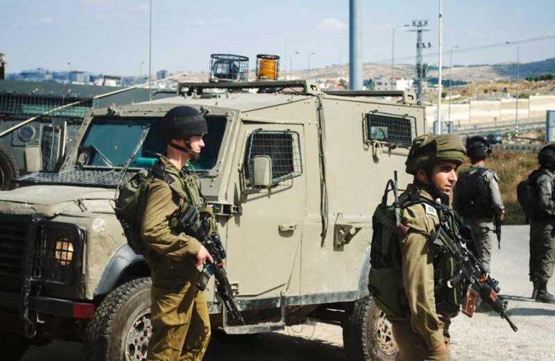 En las afueras de Palestina, la presencia militar israelí es evidente. Controlan que entre otras cosas, los palestinos no salgan de la frontera.