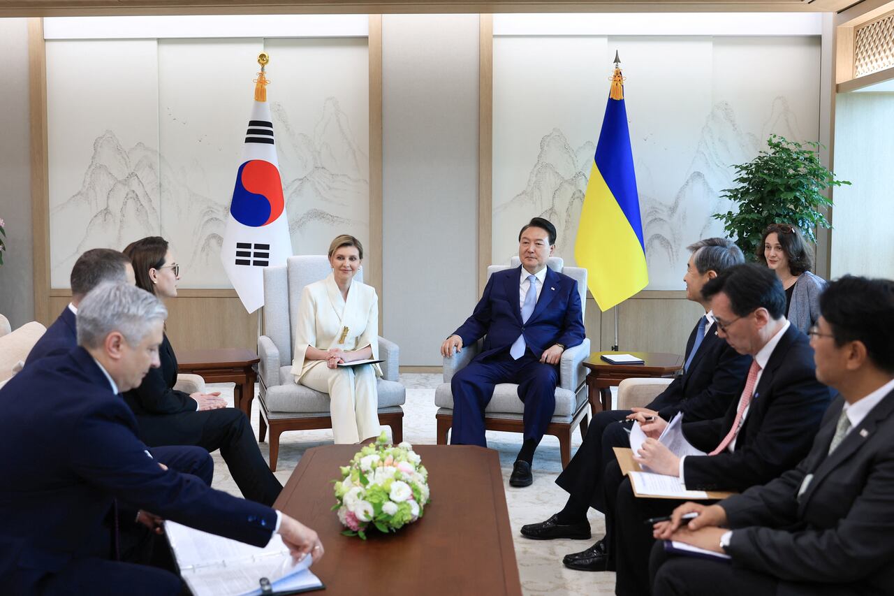 El presidente de Corea del Sur y Zelenska, en Seúl.