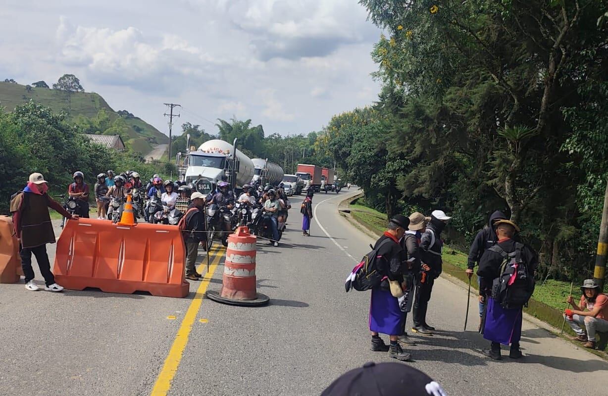 Protesta del pueblo misak en la vía Panamericana.