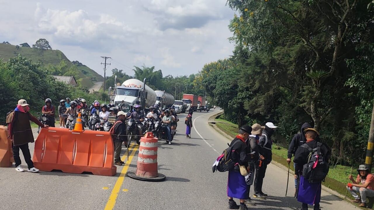 Protesta del pueblo misak en la vía Panamericana.