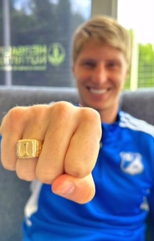 Andrés Llinás, autor del gol para el empate en la final con Nacional luce el anillo conmemorativo de ese título