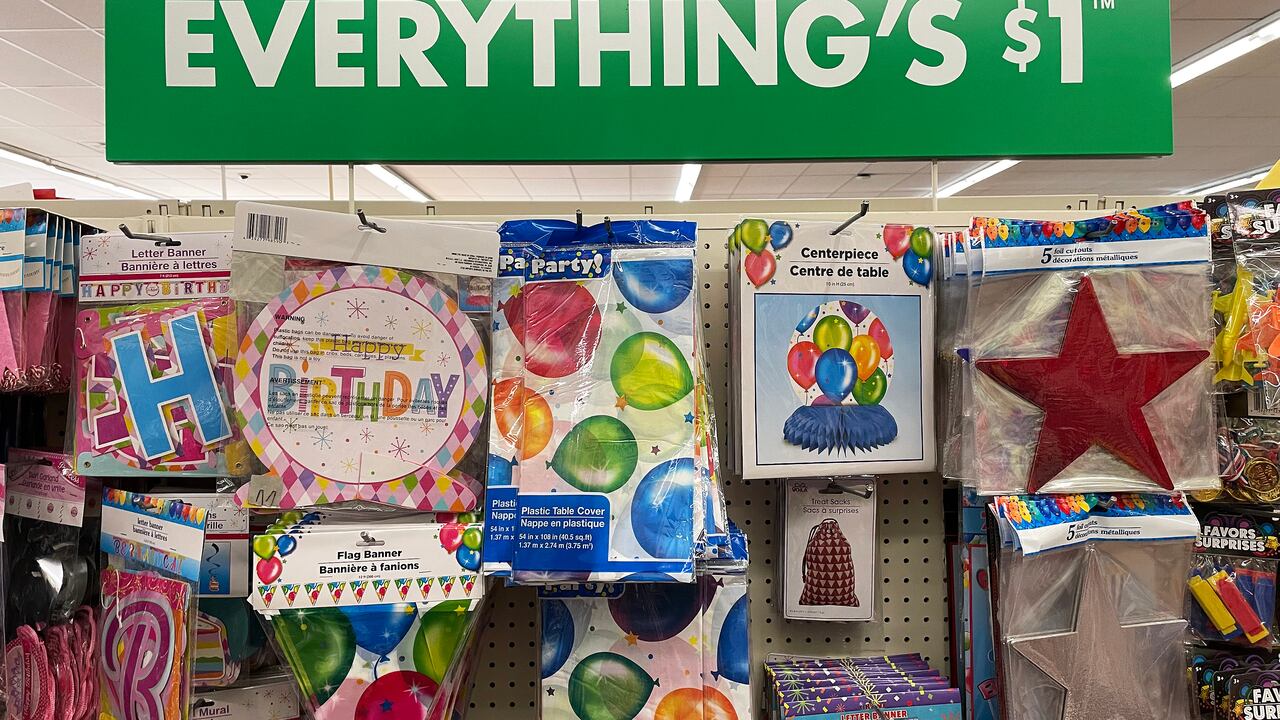 Artículos por 1 dólar se exhiben a la venta en una tienda Dollar Tree el 23 de noviembre de 2021 en Los Ángeles, California. La compañía anunció que aumentará permanentemente los precios de 1,00 dólares a 1,25 dólares en la mayoría de sus artículos en una medida que, según dijo, "no era una reacción a las condiciones transitorias o de corto plazo del mercado".
