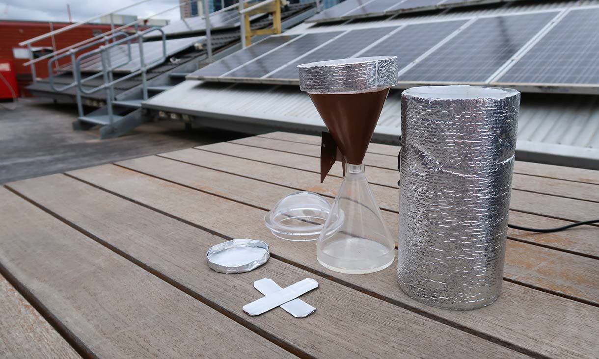El prototipo funciona con energía solar y un material absorbente, capturando agua del aire y liberándola en un vaso de manera sencilla.