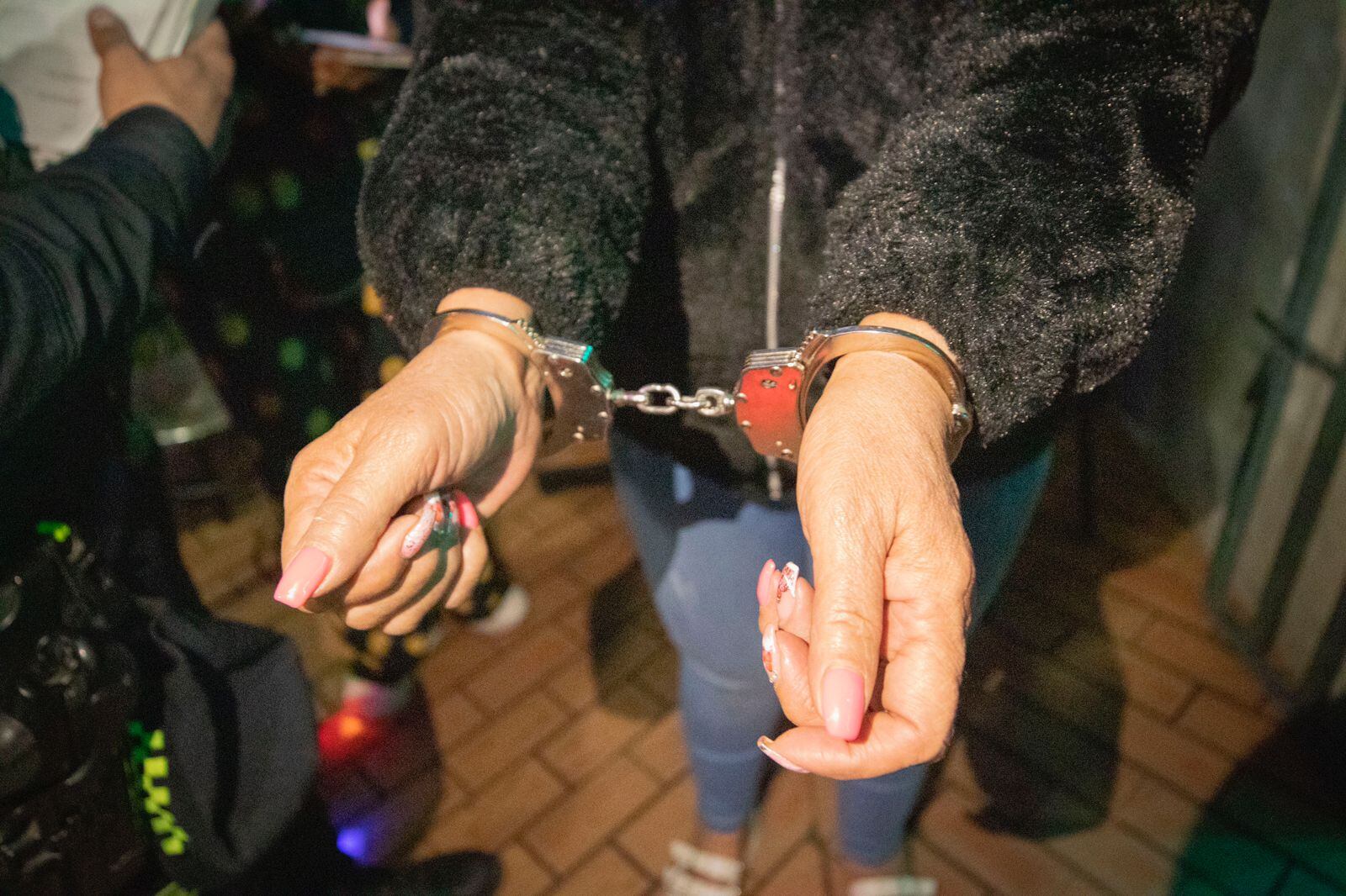 Descubren bodega clandestina con licor adulterado en Bogotá; estaba escondido en la lavandería de una casa de encuentros sexuales