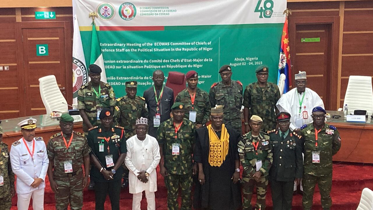 Los jefes de defensa de los países de la Comunidad Económica de los Estados de África Occidental (CEDEAO), excepto Malí, Burkina Faso, Chad, Guinea y Níger, posan para una foto grupal durante su reunión extraordinaria en Abuja, Nigeria, el viernes 4 de agosto de 2023