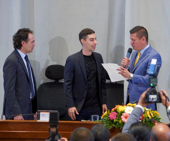 Upegui y Gutiérrez se saludaron durante el acto de posesión.