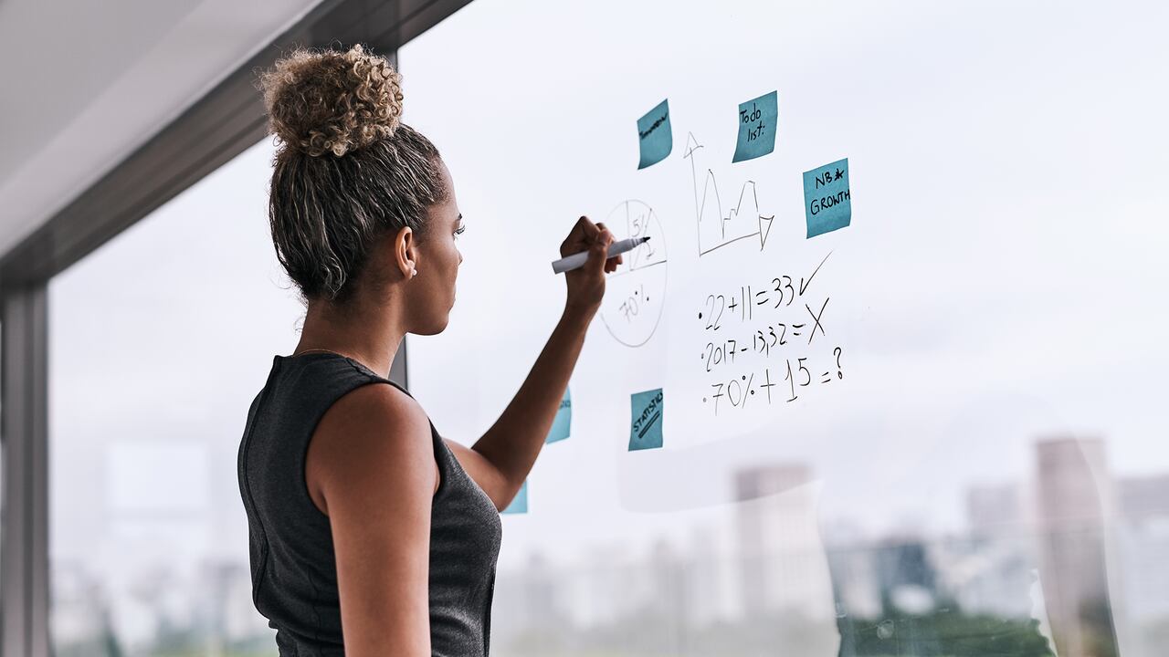 Romper las barreras que están impuestas es uno de los retos que las mujeres deben enfrentar, en este sentido, las empresas y organizaciones juegan un papel fundamental.