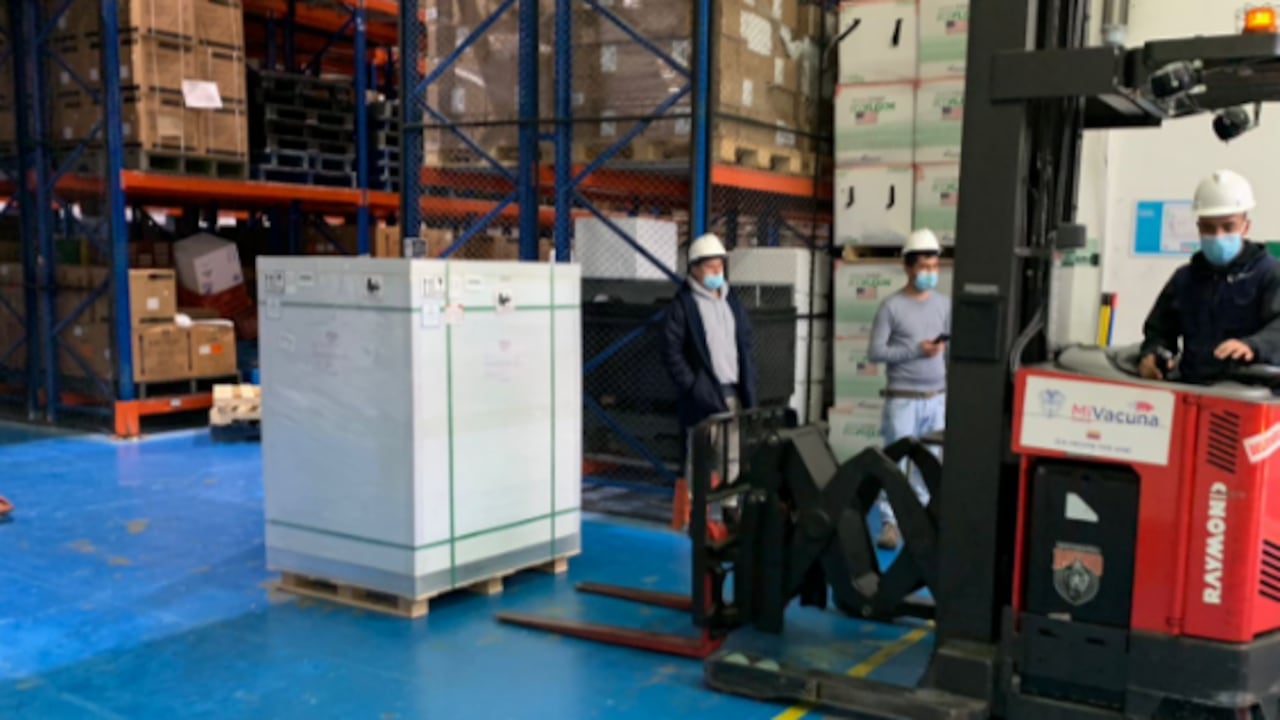 Llegaron más de 2 millones de dosis de la vacuna de sinovac a Colombia este lunes, así se distribuirán