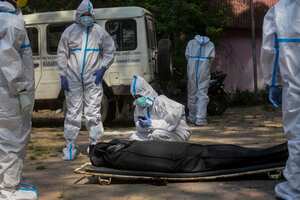 La prometida de una persona que murió de COVID-19 se descompone durante la cremación en Gauhati, India, el martes 27 de abril de 2021. Los casos de coronavirus en India están aumentando más rápido que en cualquier otro lugar del mundo. Foto: AP / Anupam Nath.