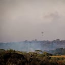 Helicóptero de la FAC inmerso en la nube de humo por los incendios en el Tolima.